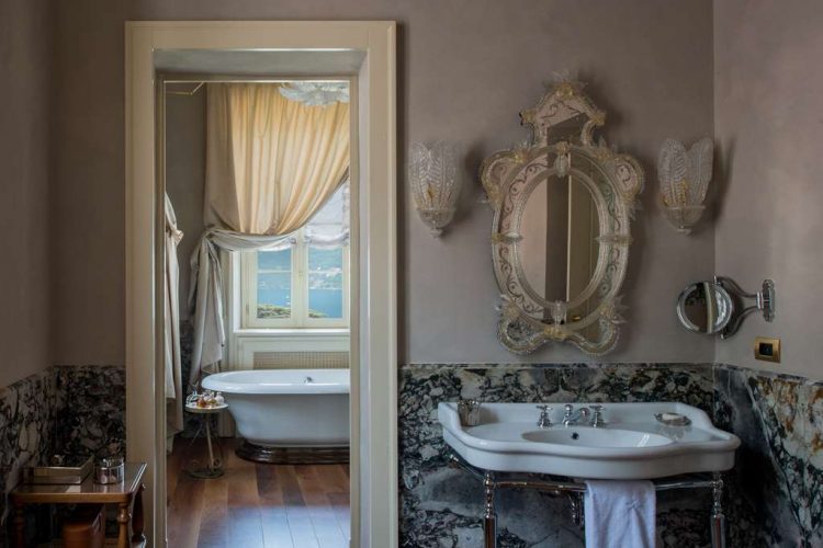 Suite Norma in the Villa with Lake View bathroom