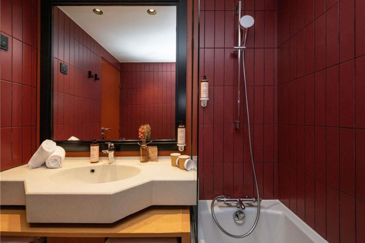 Guest room bath