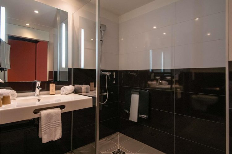 Guest room bath