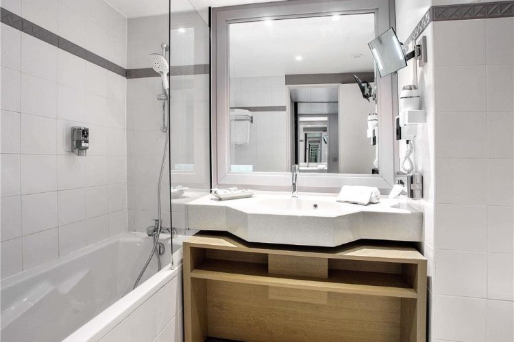 Guest room bath