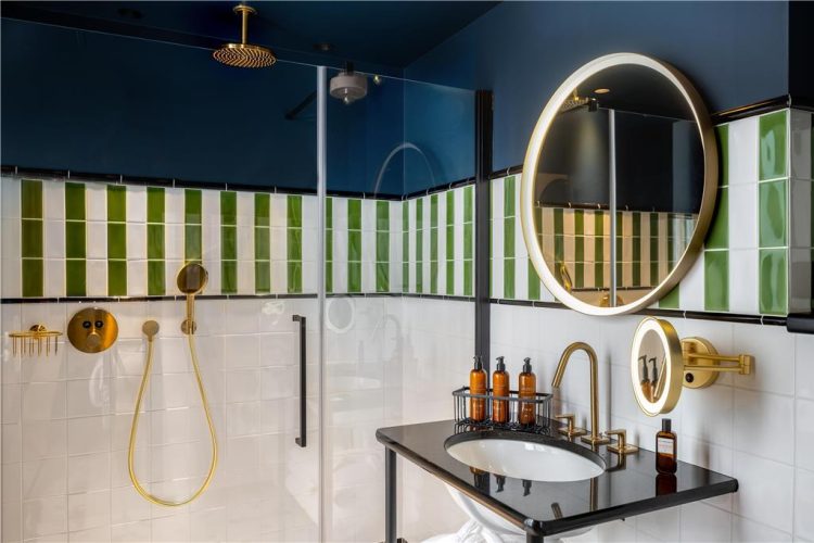 Guest room bath