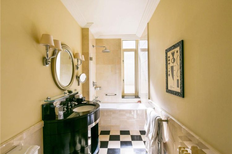 Guest room bath