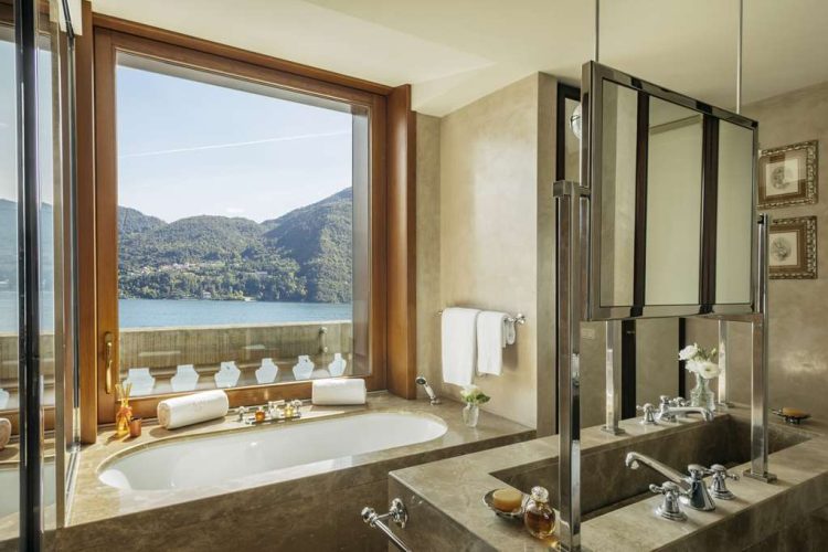 Rooftop Corner Suite bathroom