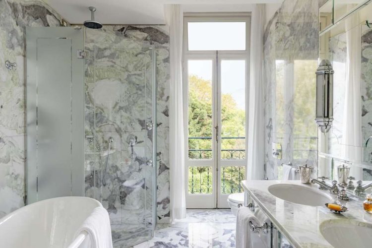 Lake View Deluxe Room bathroom