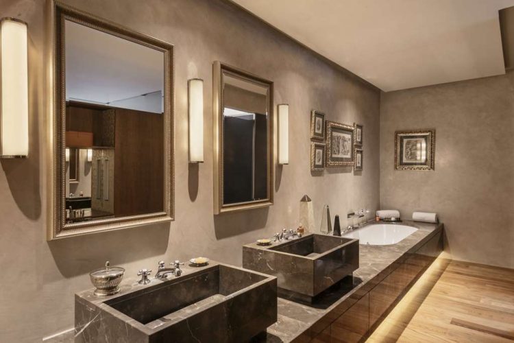 Rooftop Front Suite bathroom