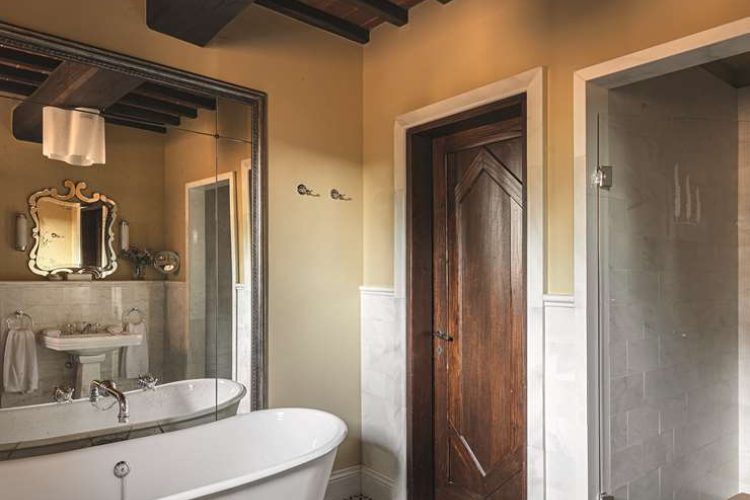 Deluxe Junior Suite bathroom