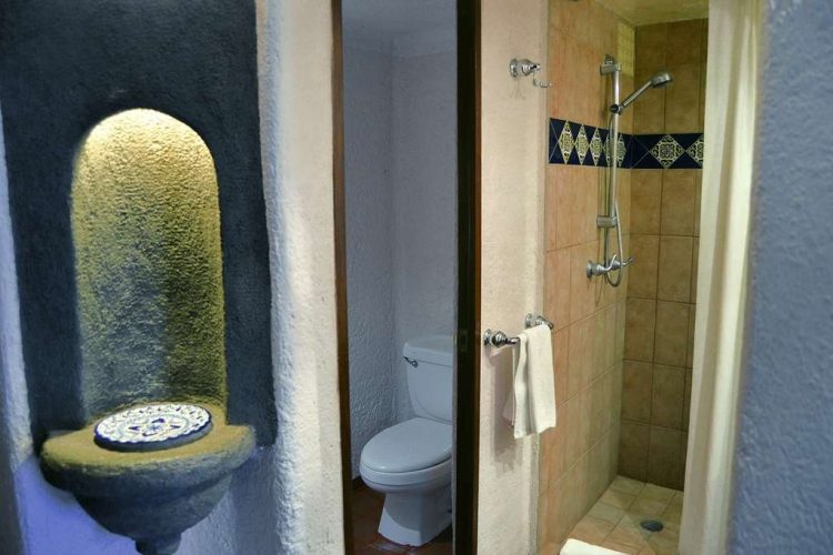 regadera habitacion estandar hotel villas teotihuacan shower standard room
