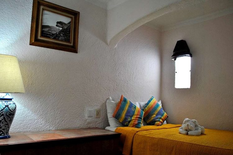 cama matrimonial habitacion estandar hotel villas teotihuacan double bed standard room