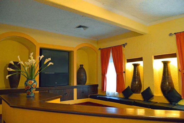 sala de tv hotel villas teotihuacan tv room
