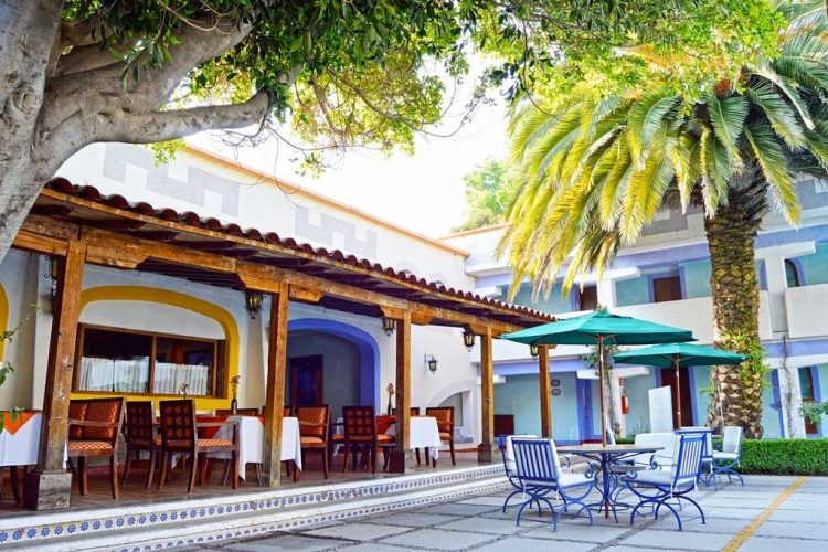 terraza frente a la alberca hotel villas teotihuacan